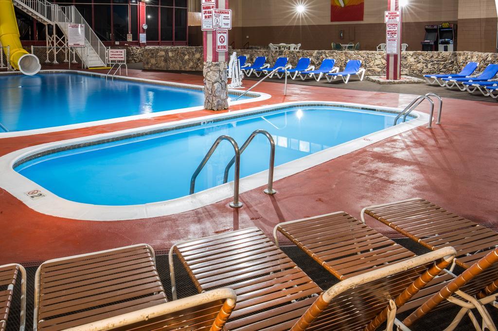 Ramada By Wyndham Medford Hotel & Conference Center Екстериор снимка