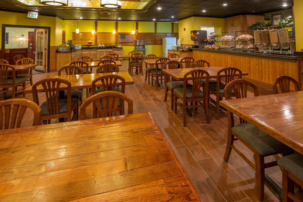 Ramada By Wyndham Medford Hotel & Conference Center Екстериор снимка