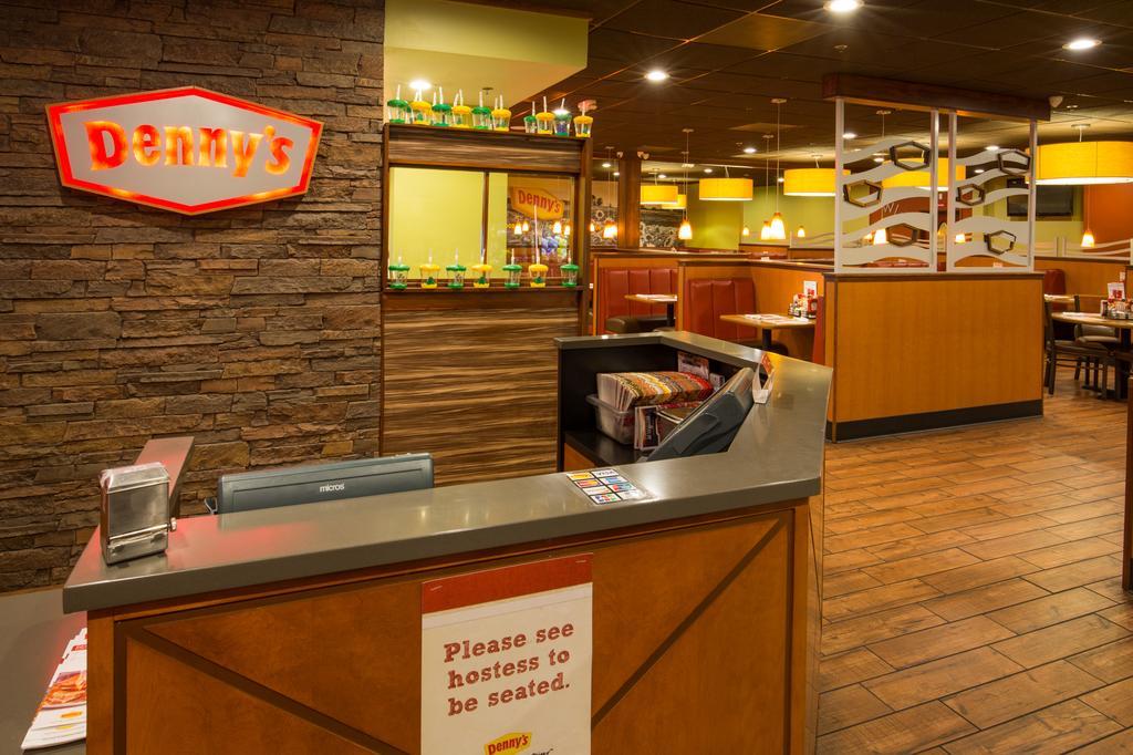 Ramada By Wyndham Medford Hotel & Conference Center Екстериор снимка