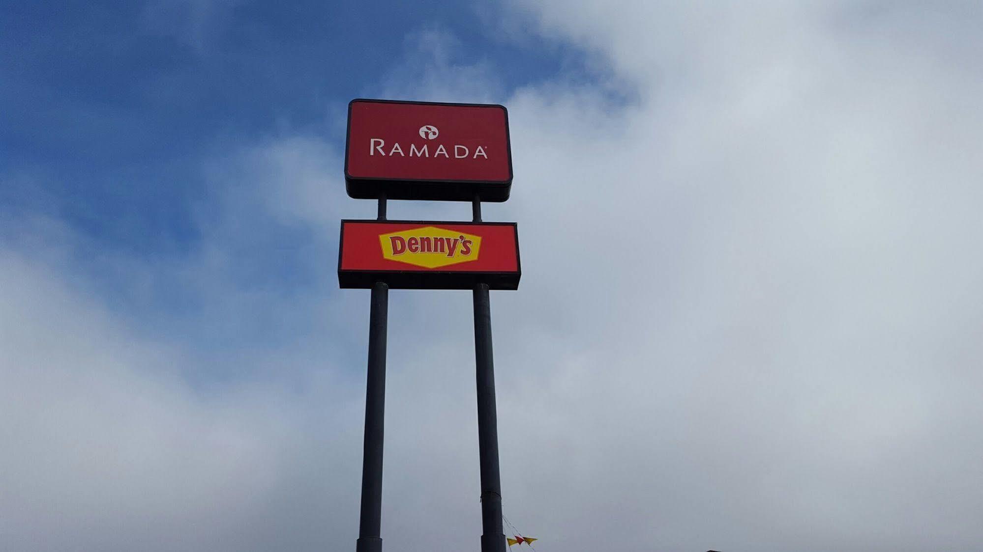 Ramada By Wyndham Medford Hotel & Conference Center Екстериор снимка