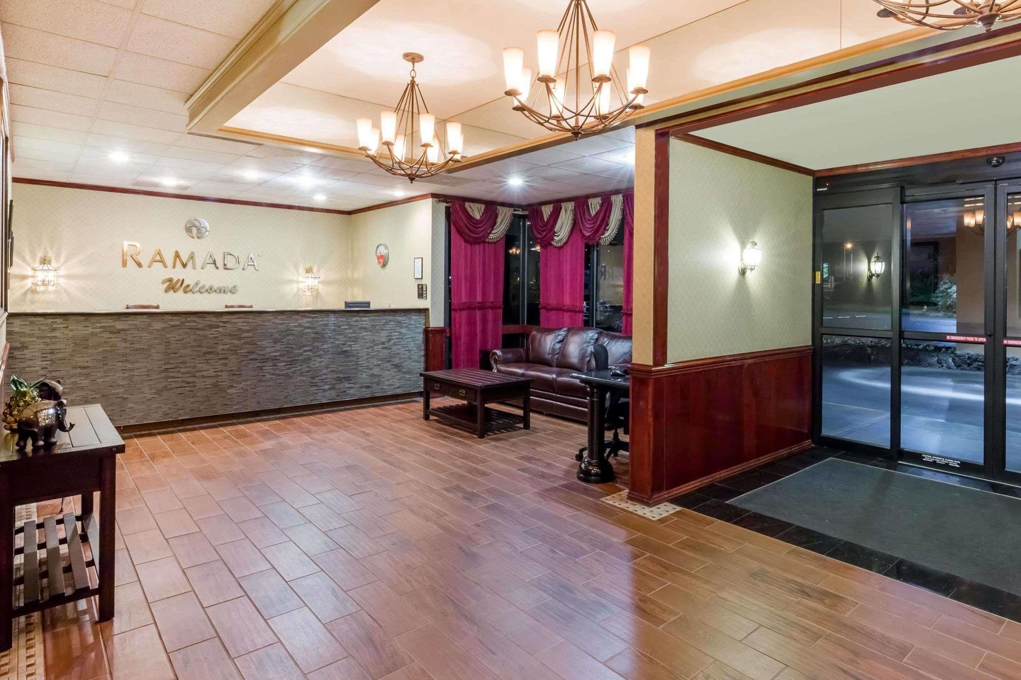 Ramada By Wyndham Medford Hotel & Conference Center Екстериор снимка
