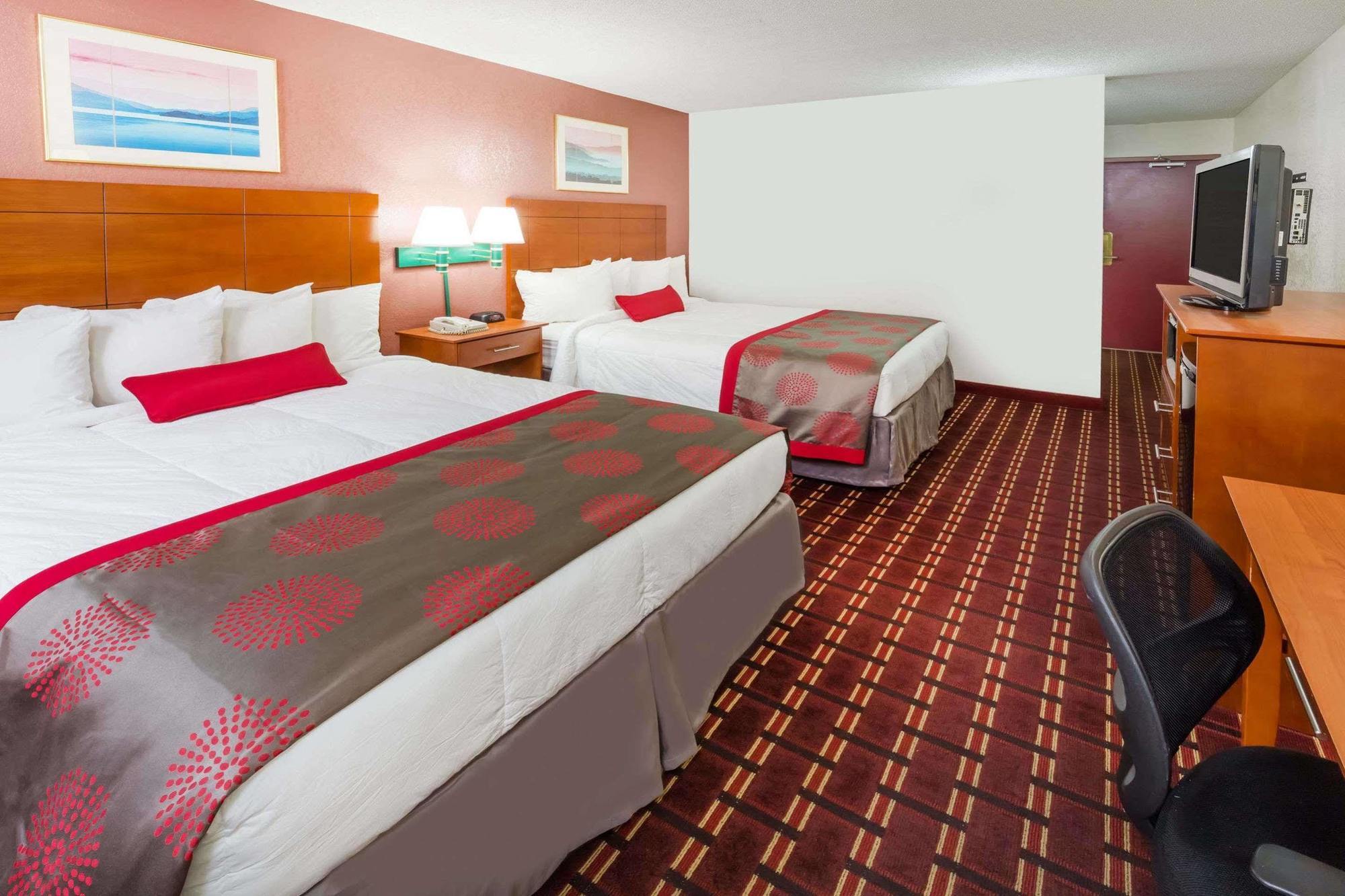 Ramada By Wyndham Medford Hotel & Conference Center Екстериор снимка