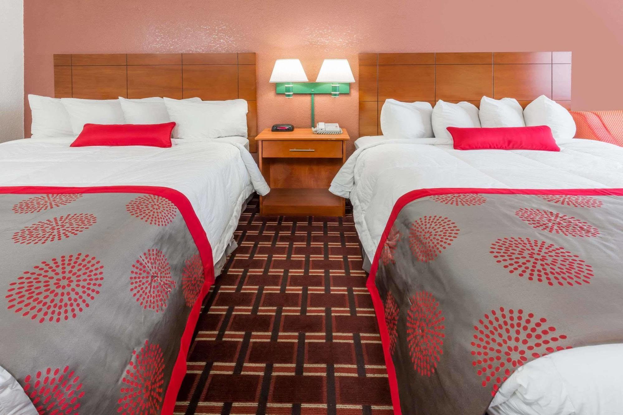 Ramada By Wyndham Medford Hotel & Conference Center Екстериор снимка