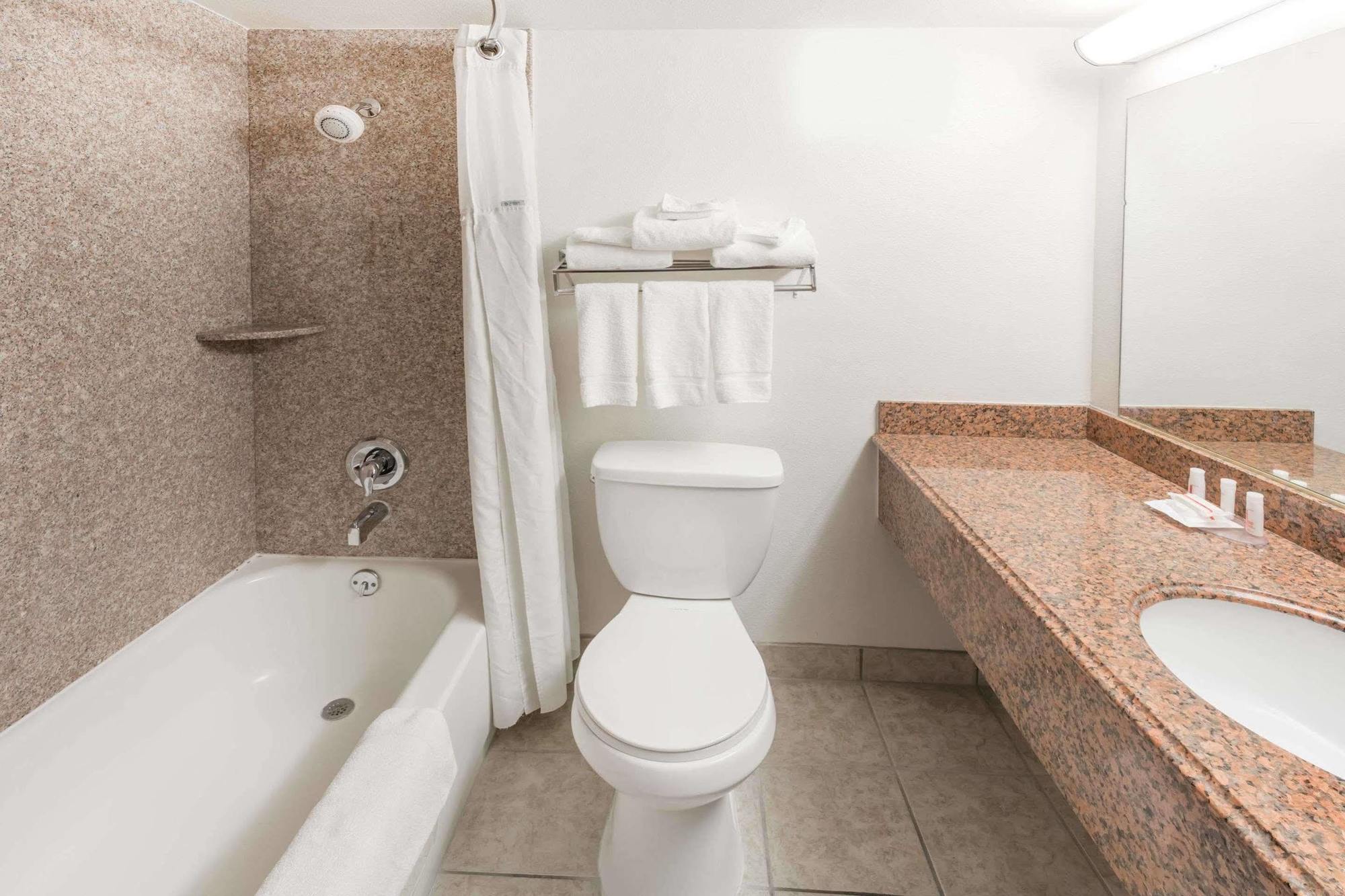 Ramada By Wyndham Medford Hotel & Conference Center Екстериор снимка