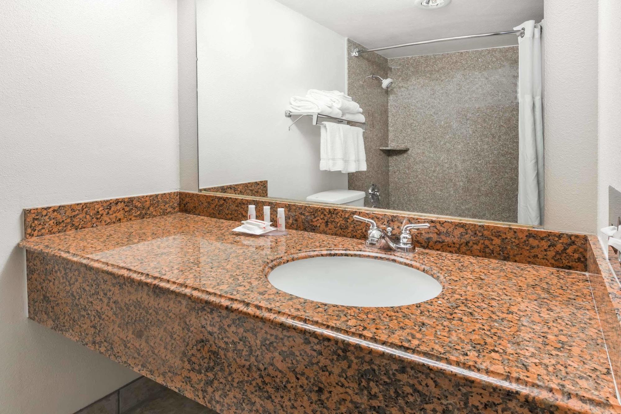 Ramada By Wyndham Medford Hotel & Conference Center Екстериор снимка