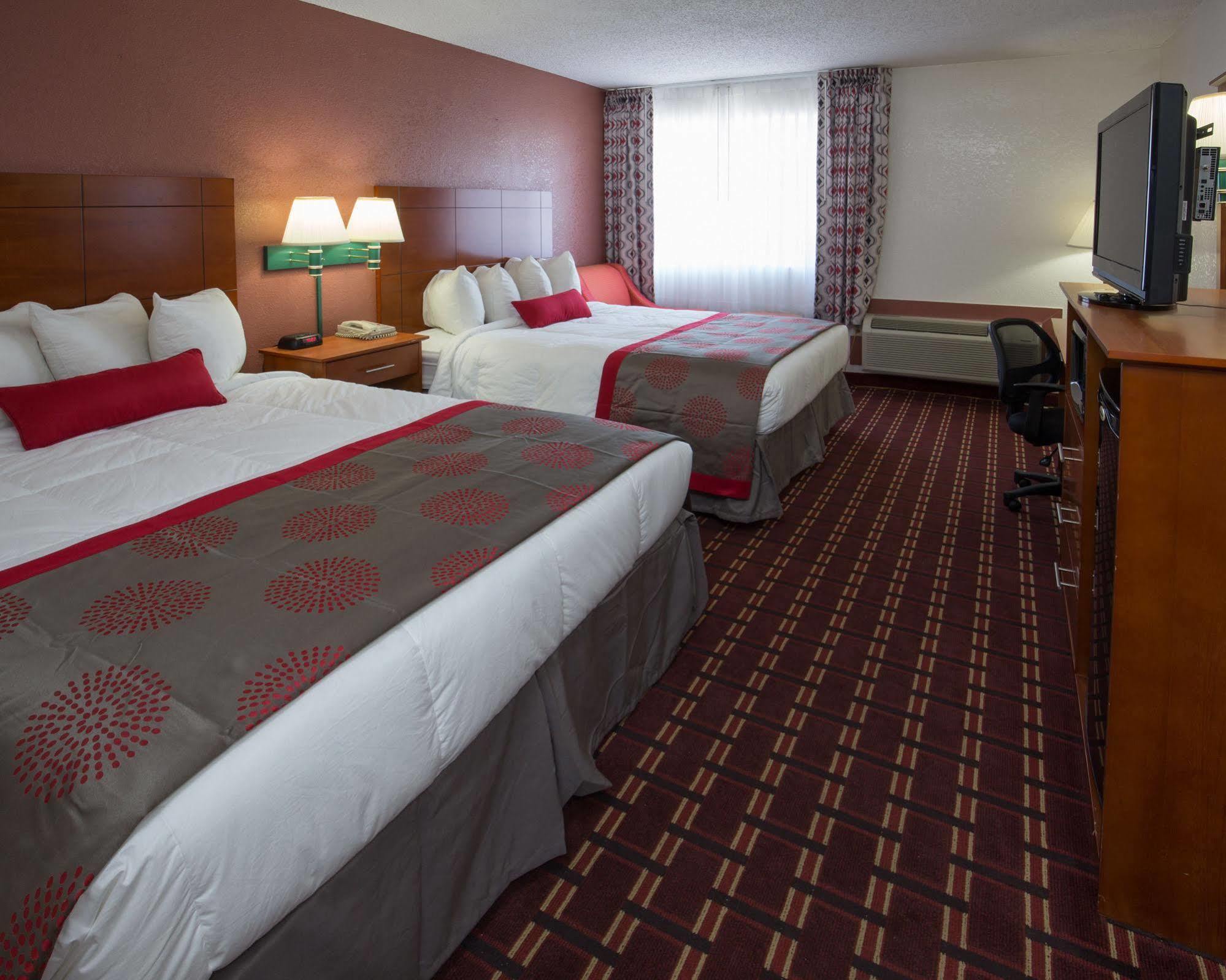Ramada By Wyndham Medford Hotel & Conference Center Екстериор снимка