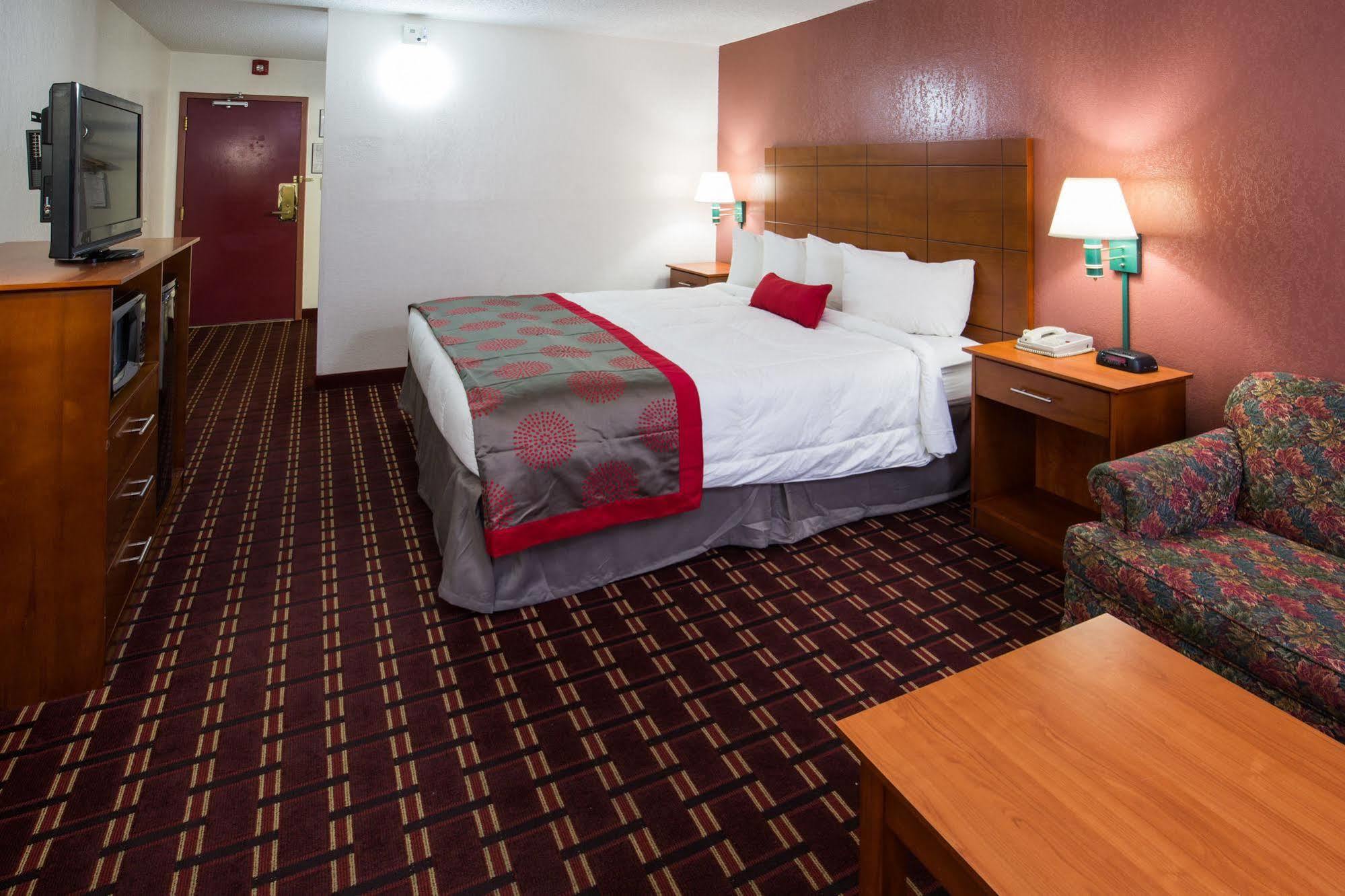Ramada By Wyndham Medford Hotel & Conference Center Екстериор снимка