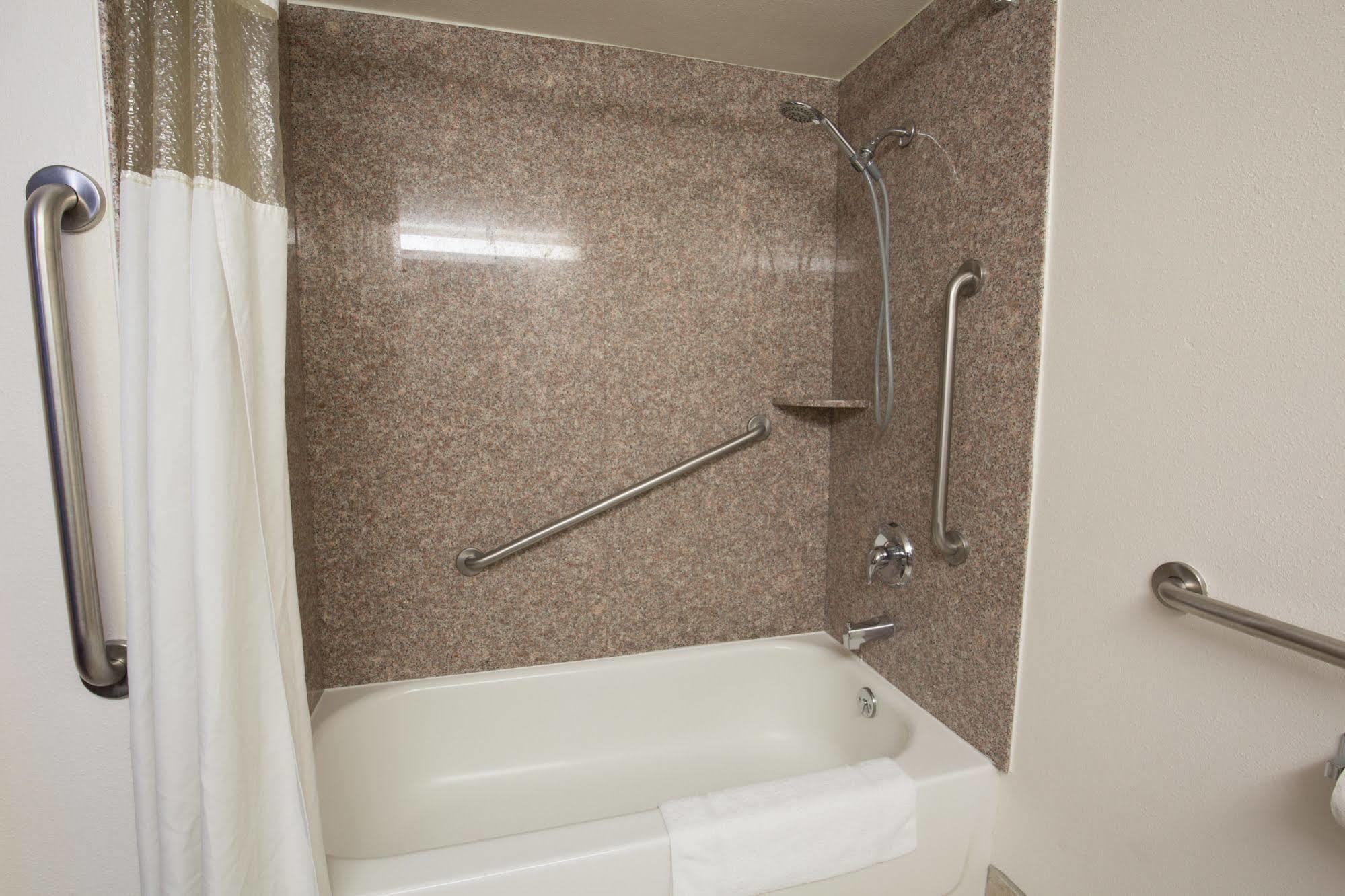 Ramada By Wyndham Medford Hotel & Conference Center Екстериор снимка
