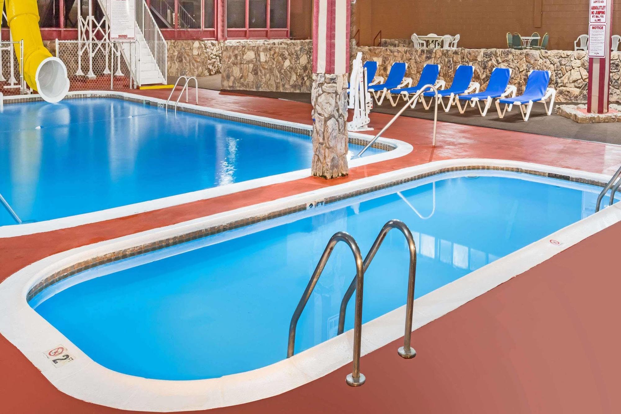 Ramada By Wyndham Medford Hotel & Conference Center Екстериор снимка