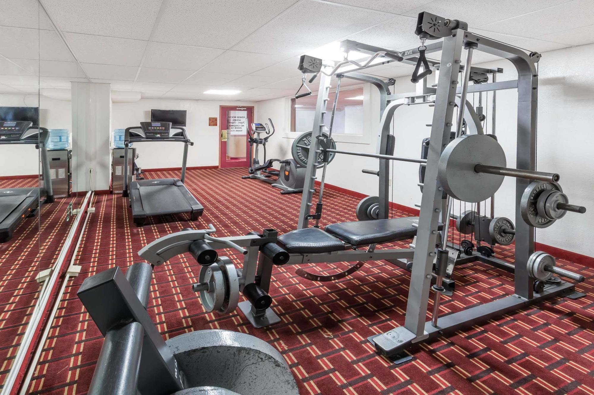Ramada By Wyndham Medford Hotel & Conference Center Екстериор снимка
