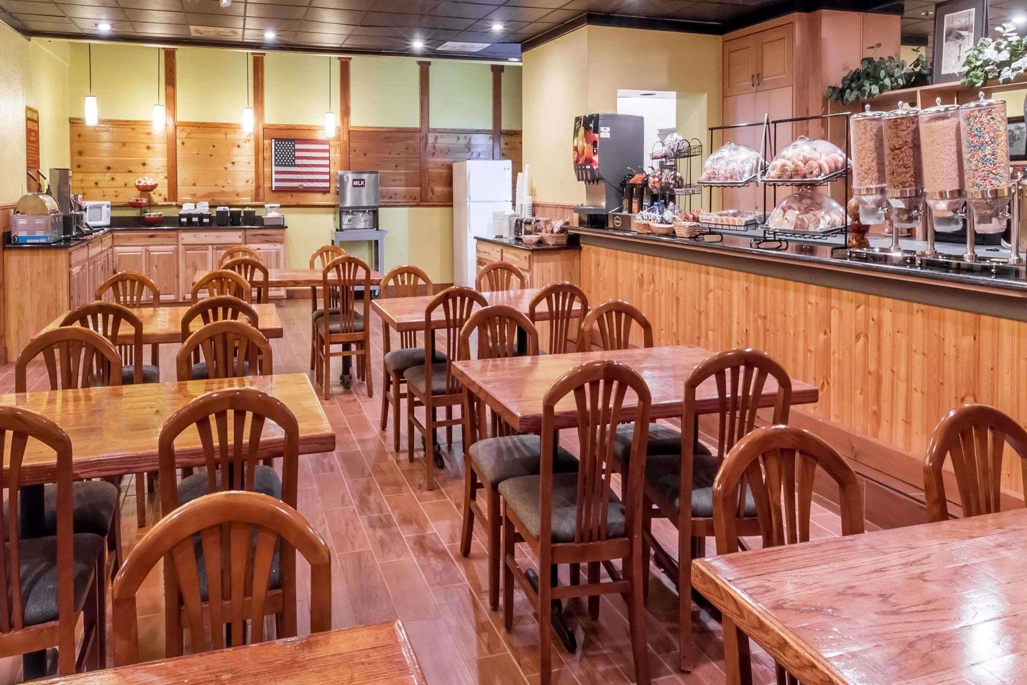 Ramada By Wyndham Medford Hotel & Conference Center Екстериор снимка