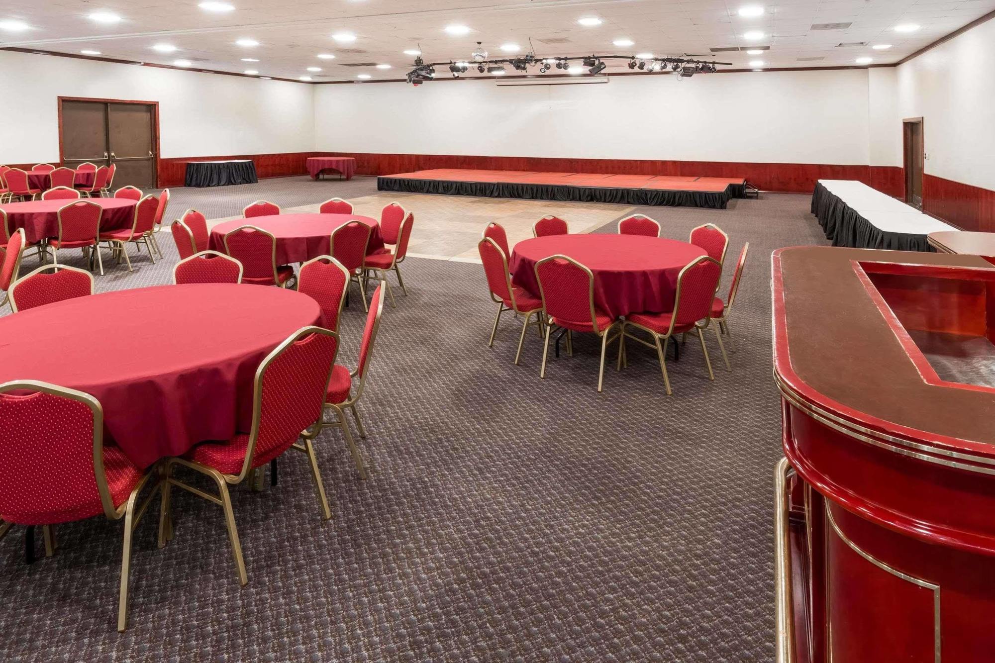 Ramada By Wyndham Medford Hotel & Conference Center Екстериор снимка