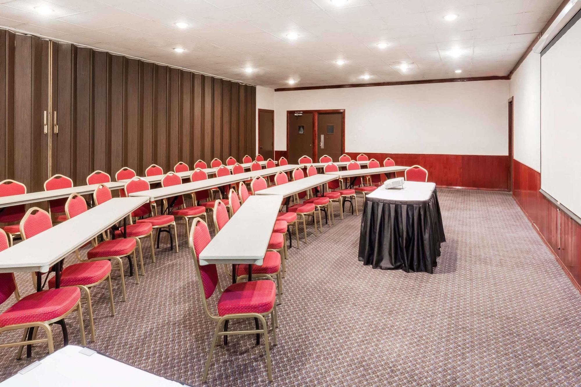 Ramada By Wyndham Medford Hotel & Conference Center Екстериор снимка