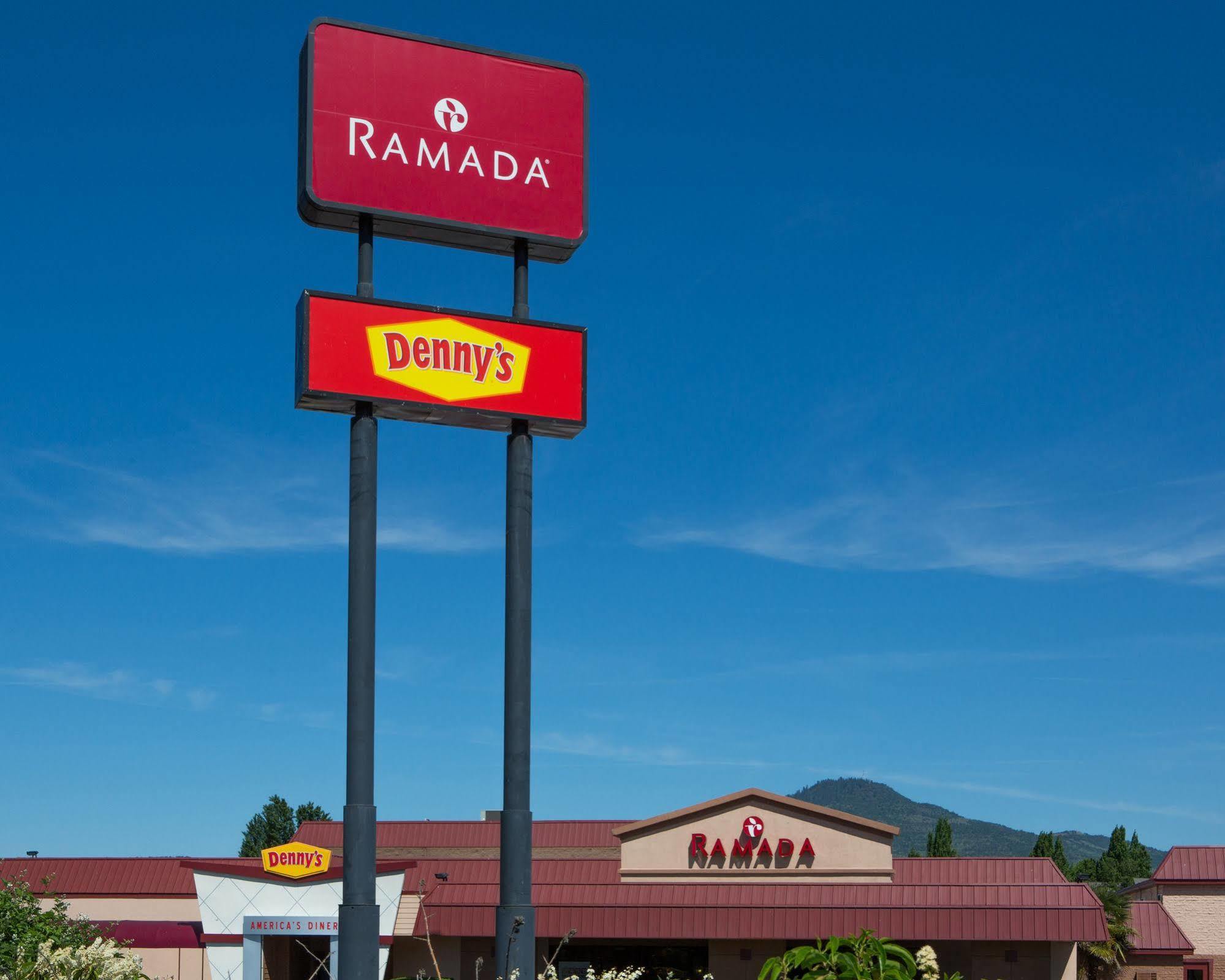 Ramada By Wyndham Medford Hotel & Conference Center Екстериор снимка