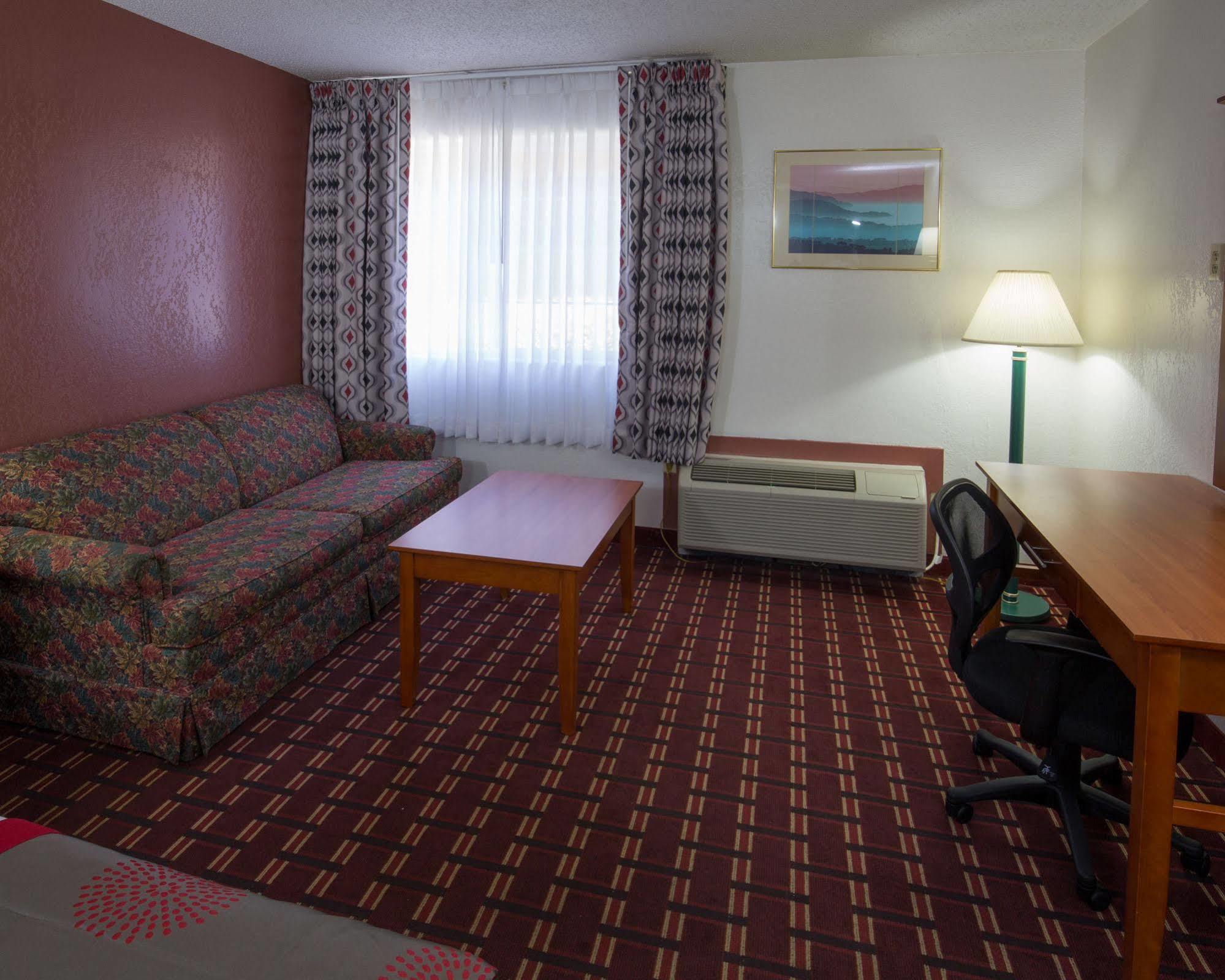 Ramada By Wyndham Medford Hotel & Conference Center Екстериор снимка