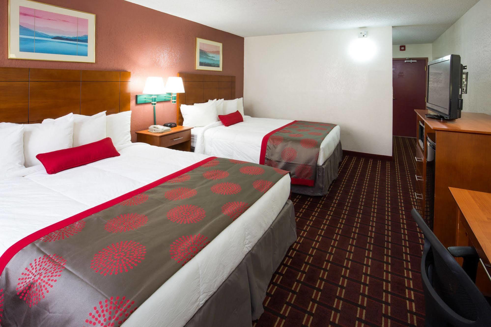 Ramada By Wyndham Medford Hotel & Conference Center Екстериор снимка
