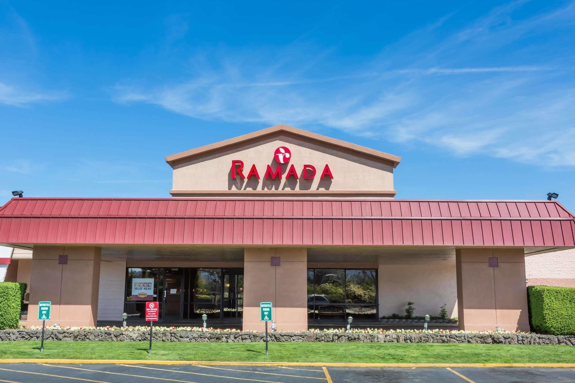 Ramada By Wyndham Medford Hotel & Conference Center Екстериор снимка