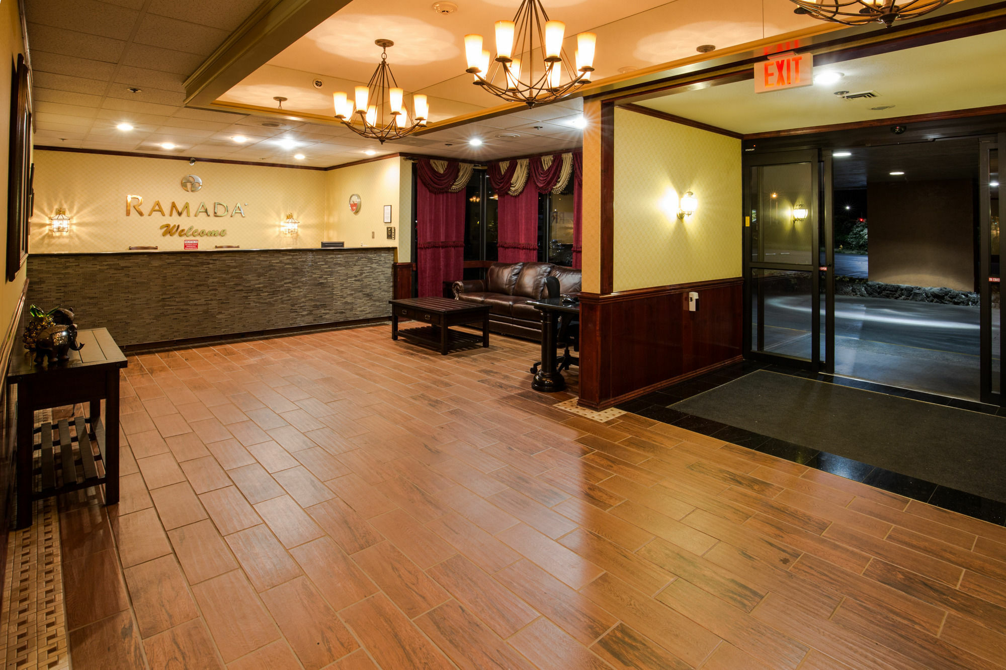 Ramada By Wyndham Medford Hotel & Conference Center Екстериор снимка