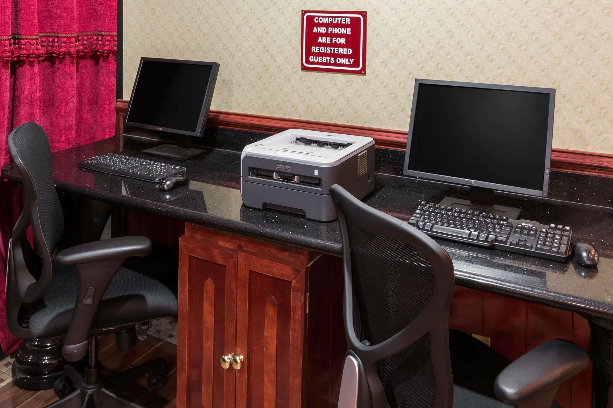 Ramada By Wyndham Medford Hotel & Conference Center Екстериор снимка